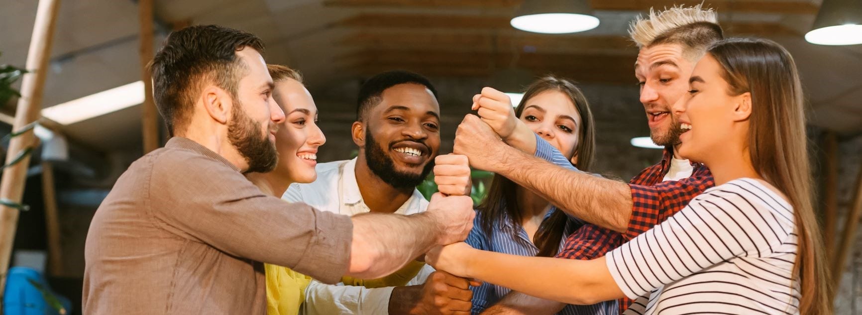 Молодые архитекторы. Students having problems photo vertical. Общение людей. Разговор двух людей. Беседа двух людей.